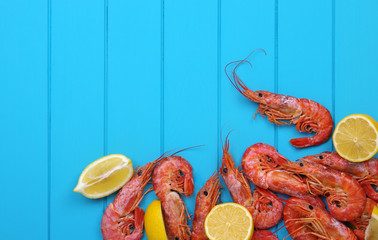 Cooked shrimps with lemon and spices.