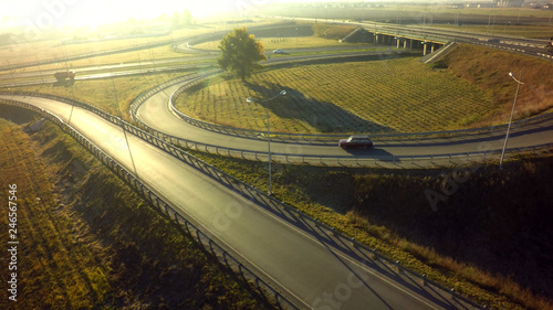 Zdjęcie XXL Powietrzny Odgórny widok autostrady skrzyżowania złącza lata ranek z samochodem