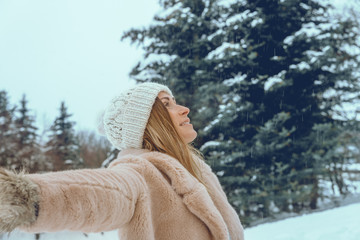 Frau im Schnee