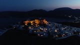 Villaggio con il castello della Chora di Astipalea visto dal drone di sera