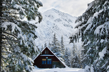 Chata w górach zimą, Tatry Polska