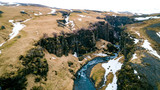 Schlucht mit Wasserfall in Island