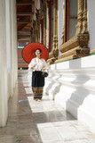 La femme au parasol rouge