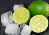 Limetten mit Eis aufgeschnitten