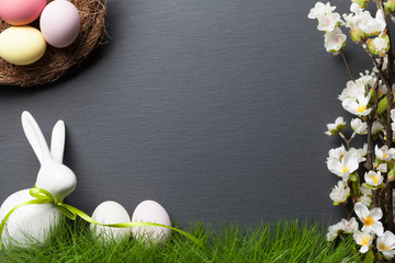 Frohe Ostern Hintergrund mit Osterhase, bunten Ostereiern und Osternest