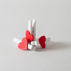 Trois petites pinces à linge décorées d'un coeur rouge