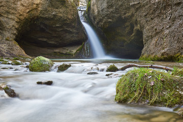 Bläsimühle Wasserfall, wilder Tobelbach, verwischtes Wasser, Erdhöhle, Zürcher Oberland