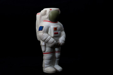 Astronauta de juguete con fondo negro