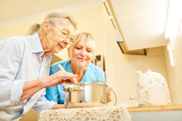 Sozialdienst Frau und Seniorin in der Küche