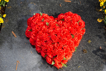 rotes Herz aus Blüten