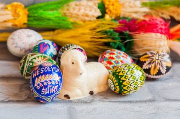 Wielkanoc. Kolorowe wielkanocne jajka i palma wielkanocna