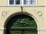 Portone verde con incisa la scultura di una dea alata nel quartiere Buda di Budapest in Ungheria.