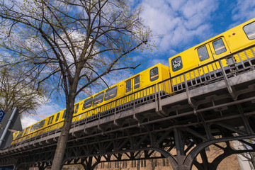 Eine Berliner U - Bahn auf einer Brücke 