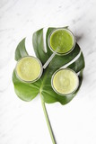 Grüne Smoothies auf Blatt