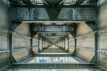 Innere Konstruktion einer Eisenbahnbrücke aus Stahl