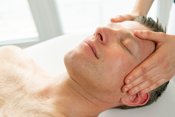 Ayurvedische Marma Massage am Kopf, Vitalpunktmassage löst Muskelverspannungen und aktiviert den Energiefluss
