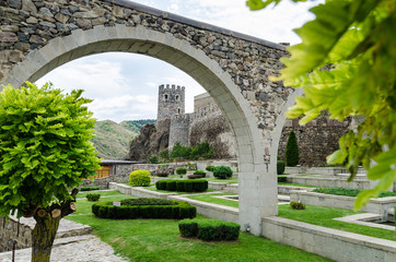 The wall in the inner Park on the territory of the fortress in the form of arches. Made of stone, the bridge has no