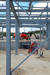 Ossature métallique d'un batiment en construction