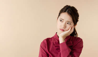 落ち込む女性