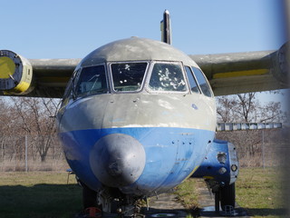 Frontalansicht des ehemaligen Übuungsflugzeug de Flughafenfeuerwehr Berlin Tempelhof auf einer Wiese des Rollfelds