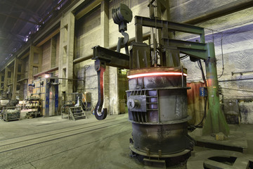 Schmelztiegel in einer Giesserei - Schmelzofen-Hochofen mit glühendem Metall zum giessen in der Industrie // Crucible in a foundry - Blast furnace with red-hot metal for industrial casting