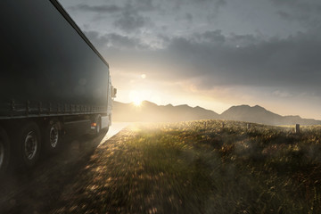 LKW fährt in den Sonnenuntergang