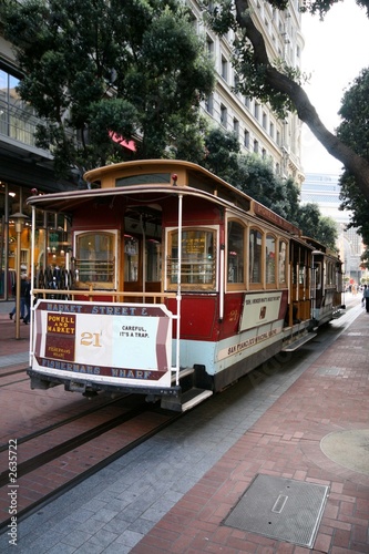 zabytkowy-tramwaj-na-ulicy-san-francisco