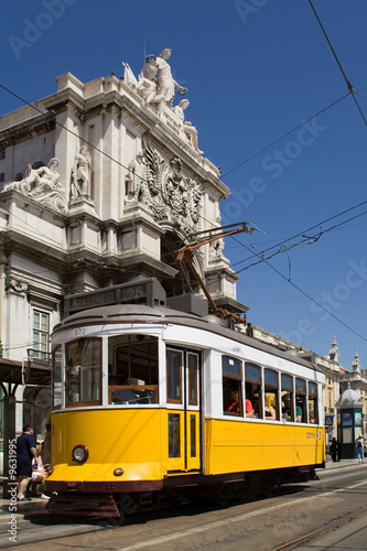 typowy-tramwaj-w-commerce-square-lizbona-portugalia