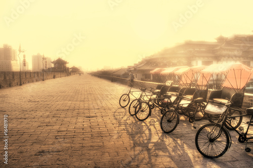 xi-39-an-china-mur-miasta-z-rowerami