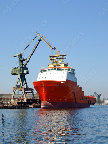 czerwony-holownik-w-stoczni-gdynia