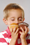 IMAGEN NINO COMIENDO GOLOSINA imagen nino comiendo golosina: