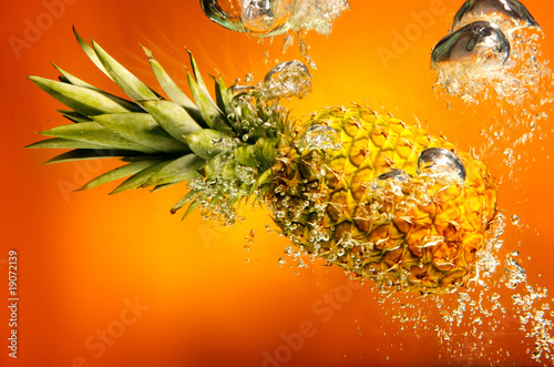 Fototapeta ananas w wodzie, bąble, woda
