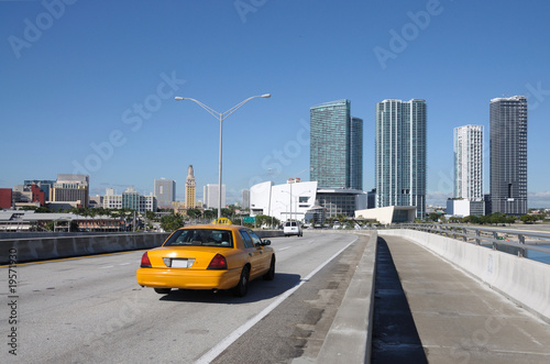 taxi-na-moscie-przy-w-centrum-miami-floryda-usa