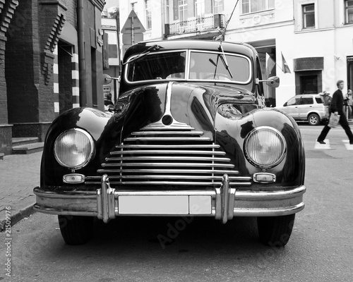 retro-samochod-na-ulicy-w-kolorze-czerni-i-bieli
