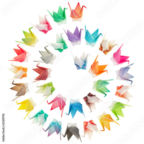 ptaki-origami-ulozone-w-ksztalcie-spirali-i-na-bialym-tle