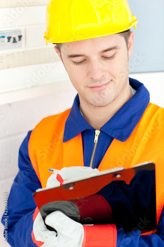 Confident electrician repairing a <b>power plan</b> - 500_F_23083596_BhIfEMQ7N9L7o0vq2BIu6vEKqEcPjgNl