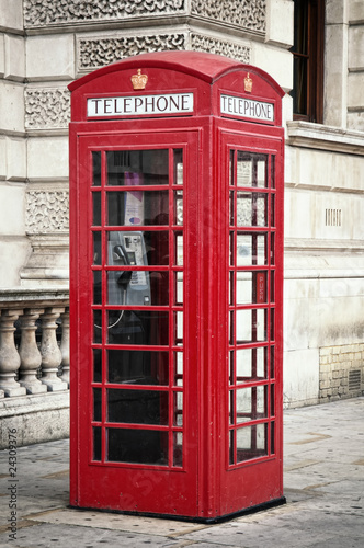 tradycyjny-stary-styl-uk-czerwony-telefon-pole-w-londynie