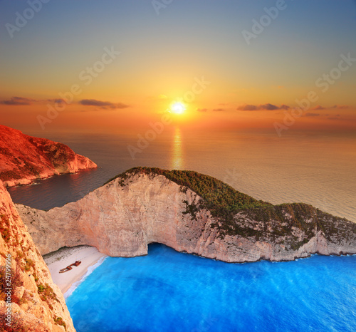 panorama-na-wyspie-zakynthos-z-rozbiciem-statku