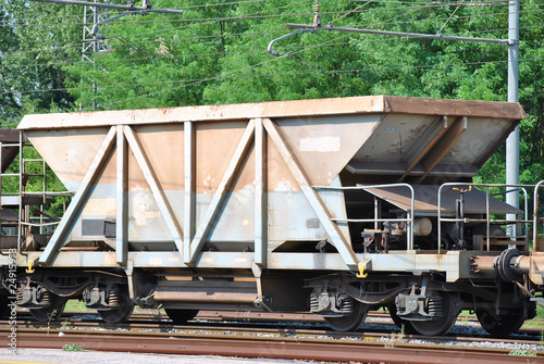 Carro ferroviario merci del tipo a tramoggia
