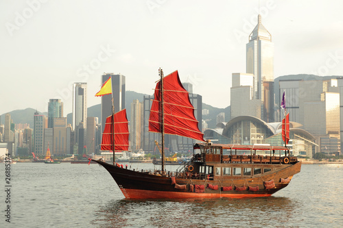 zaglowka-plynaca-w-porcie-w-hongkongu