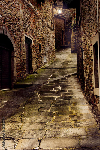 Fototapeta tuscan alley at night