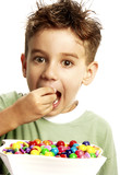 IMAGEN NINO COMIENDO GOLOSINA imagen nino comiendo golosina: