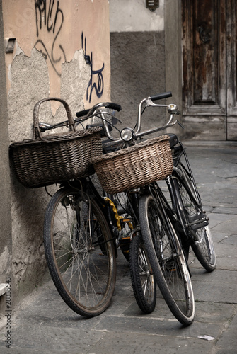 wloscy-w-starym-stylu-bicykle-w-lucca-tuscany