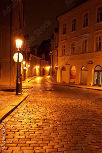 piekny-widok-nocny-na-ulice-w-pradze