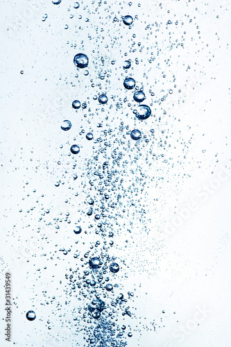 Fototapeta aufsteigende Luftblasen in Wasser
