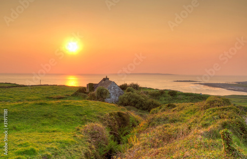 irlandzki-domek-letniskowy-w-poblizu-oceanu-o-zachodzie-slonca
