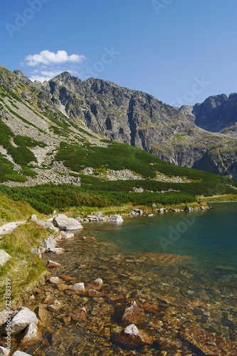 górski szczyt nad jeziorem 3