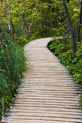 droga-przemian-w-plitvice-jezior-parku-przy-chorwacja