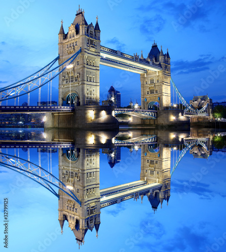 tower-bridge-w-londynie