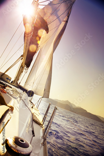 jachty-zeglarstwo-przed-zachodem-slonca-sailboat-sepia-toned